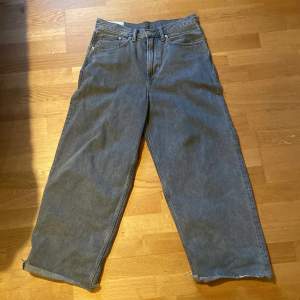 Säljer ett par gråa baggy jeans eftersom jag inte använder dom längre. Längst ner på byxorna så är dom slitna men det syns knappt när dom sitter på, annars kan man klippa dom. De är 42 i midjan tvärsöver och längden på benen är ungefär 103cm