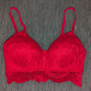 Röd spets-bh från Hunkemöller - Säljer en vacker röd spets-bh från Hunkemöller. Den har justerbara axelband och en elegant spetsdetalj. Aldrig använd då jag fick fel storlek🫶🏻
