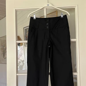 Snygga svarta byxor från Saint Tropez - Super snygga!! Äldre modell, och otroligt bra kvalité, känns som nya och håller super länge. Älskar designen så så mycket tyvärr lite korta på mig, är 169. Mellan/ Låg midja 💕