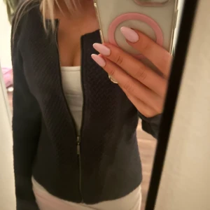 Zip tröja  - Mörk blå Zip tröja från Vila strlk S men skulle mer säga att den är XS/XSS.❣️