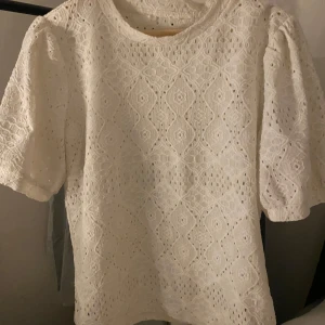 Vit spetsblus - Vit spetsblus från VILA, säljer pågrund av att den inte kommer till användning- har inga deffekter och är som ny. Inköpspris:299kr