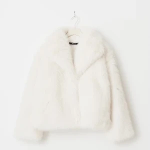 Beige pälsjacka från Gina tricot - Snygg beige pälsjacka från Gina tricot, aldrig använd