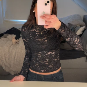 Svart spetsblus - Säljer en elegant svart spetsblus från intimissimi med ett blommigt mönster. Den är i bra skick och knappt använd. Pris kan diskuteras 😊(storleken är oklar men jag bär i vanliga fall xs-s)