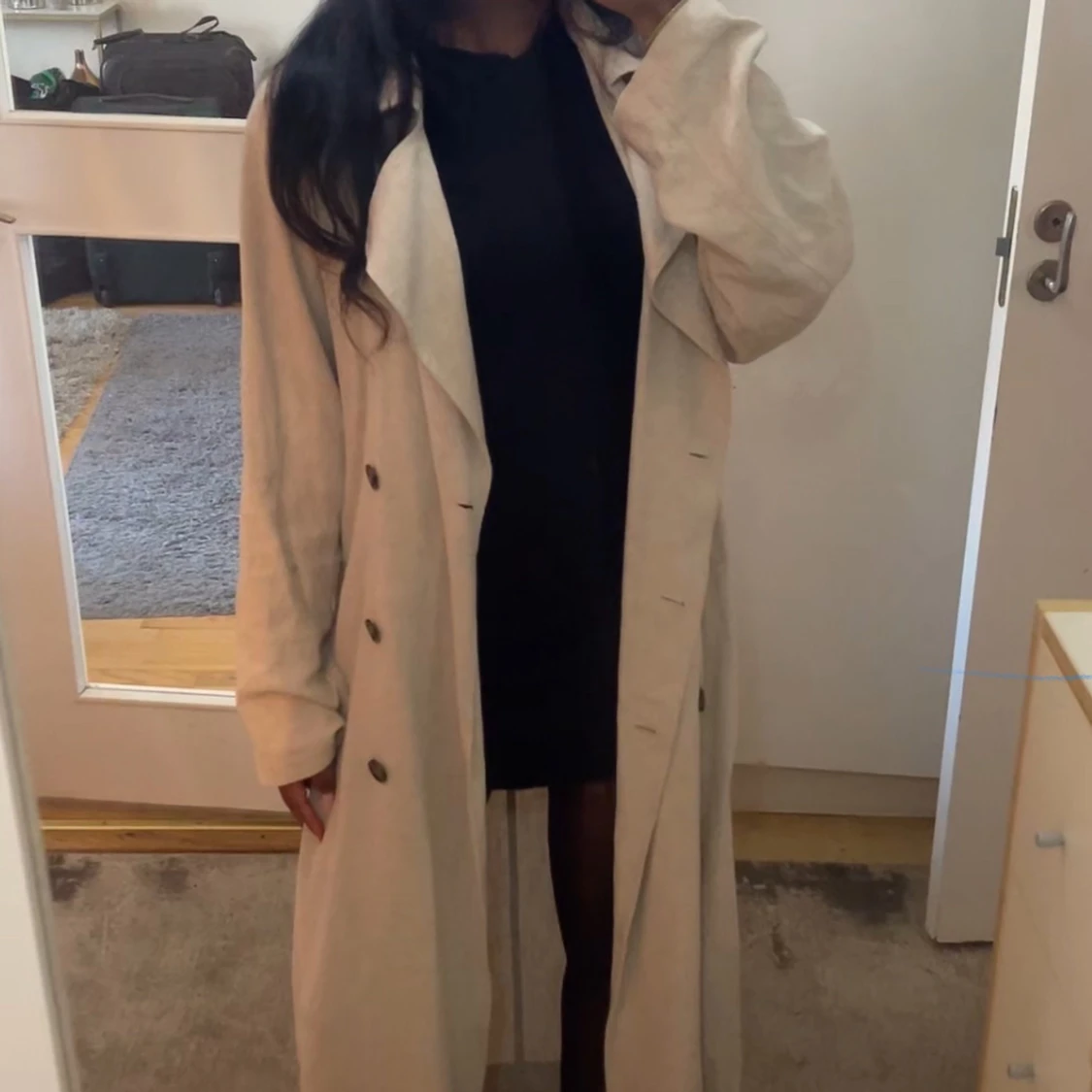 Beige linne trenchcoat med knappar - 1