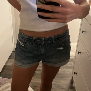 Blå lågmidjade jeansshorts - håller in på bilderna! jättefint skick och perfekt för sommaren!! 