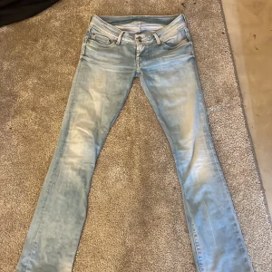 Ljusblå jeans från pepe - Säljer ett par ljusblå jeans från  pepe jeans, Jeans i bootcut . De har en snygg tvätt och klassisk femficksdesign jättesnygga och sköna🥰