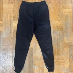 Svarta mjukisbyxor - Väldigt skönt material, dock passar den inte står XL, men skulle säga M/S mer mot S. 