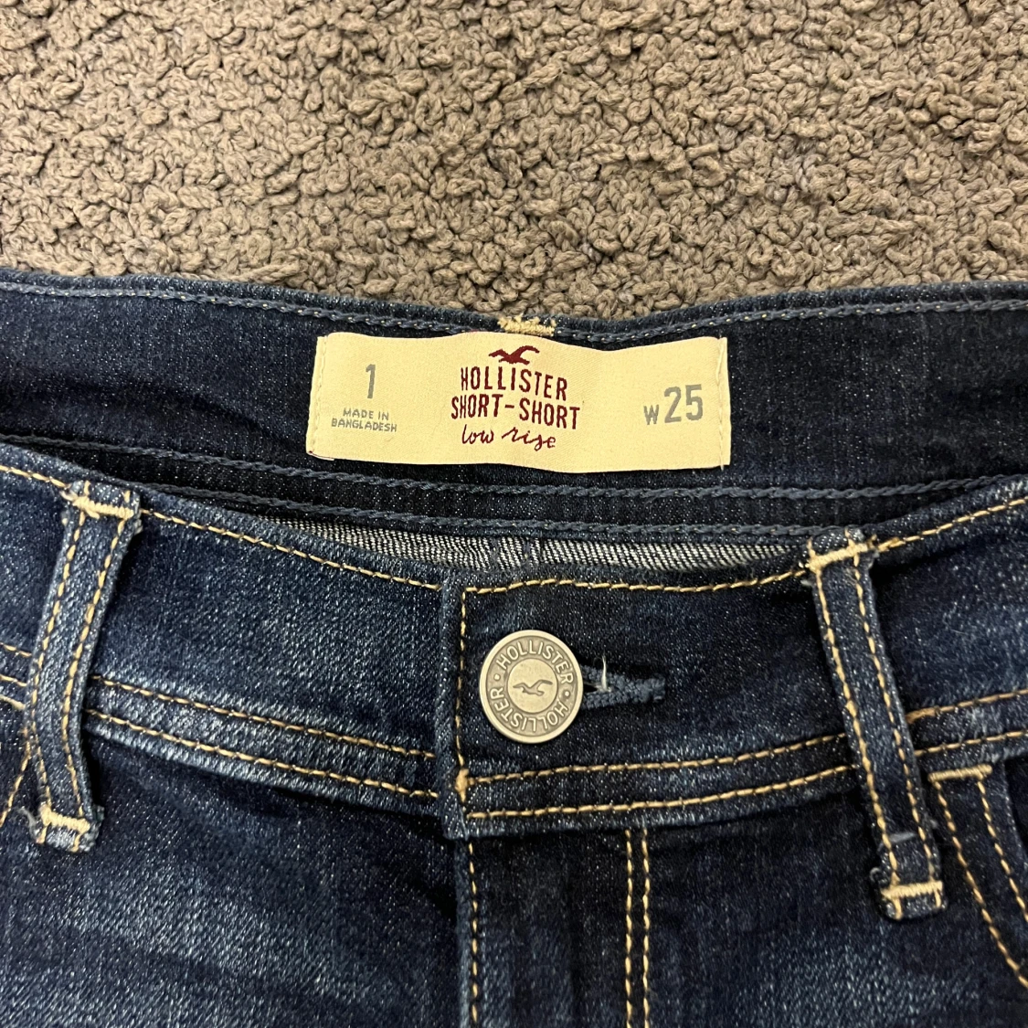 Mörkblå lågmidjade jeansshorts från Hollister - 2