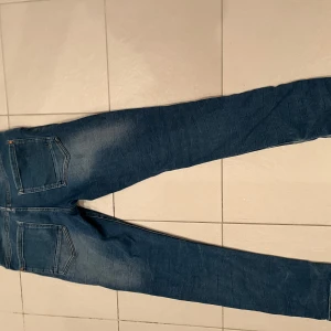 Replay liknande jeans - Snygga blå jeans med en skinny passform och klassisk femficksdesign. De har en dragkedja och knapp framtill. Perfekta för en stilren look.