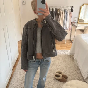 Grå jeans jacka - Skit snygg jeans jacka i en grå färg från Arket, säljer endast för bra pris! När vanligtvis storlek 34 och den här är i 36