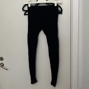 Svarta leggings från Ronhill - Säljer ett par svarta leggings från Ronhill. De är perfekta för träning med sin tighta passform och bekväma material. Passar bra för både inomhus- och utomhusaktiviteter.