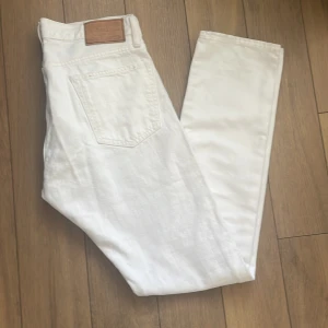Vita jeans från Polo Ralph Lauren - Snygga vita jeans från Polo Ralph Lauren med klassisk femficksdesign och röd RL-broderi på myntfickan. De har en rak passform och är tillverkade i ett slitstarkt material. Perfekt för sommaren!