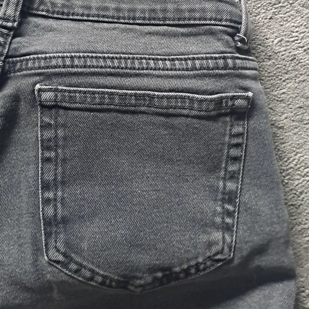 Svarta/mörkgråa jeans ifrån hm!! Lite slitna vid fötterna, därav priset🩷. Farkut & Housut.