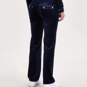 Juicy byxor - Juicy byxor bra skick, bara uppsprätade där nere pågrund av de var för korta! Annars jätte bra skick, nypris 1200