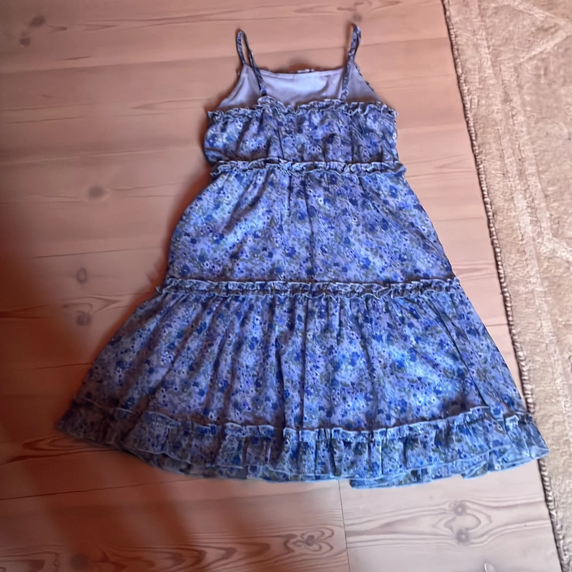 Blå blommig klänning med volangdetaljer - 2