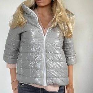 Grå trekvarts ärmad jacka!  - EGNA BILDER! Följ för liknande plagg! Super snygg vår jacka med trekvartsärm och krage. Likar Herno jackorna! Storlek S Perfekt skick tryck köp nu!💕TK-0133