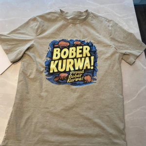 Snygg tröja  - Säljer en beige t-shirt med BOBER KURWA tryck. Blev för liten för mig så säljer istället