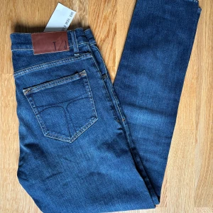 Tiger of Sweden jeans - Snygga mörk blåa jeans från tiger of Sweden. Helt nya aldrig använda. Skick 10/10. Storlek 29/32. Modell: Pistolero. Skriv gärna om ni funderat på något😀