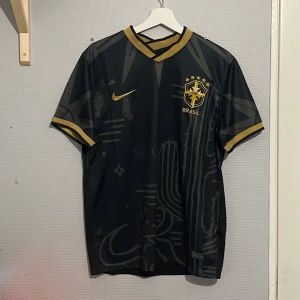 Brasilien fotbolls tröja  - Säljer en svart Brasilien fotbollströja i storlek M. Tröjan är Max 5 gånger ish. Kontakta för mer frågor osv