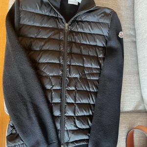 Moncler cardigan  - Moncler cardigan i storlek S, den är i toppskick, inga defekter. Nypris ca 11 000, tveka inte på att höra av dig.