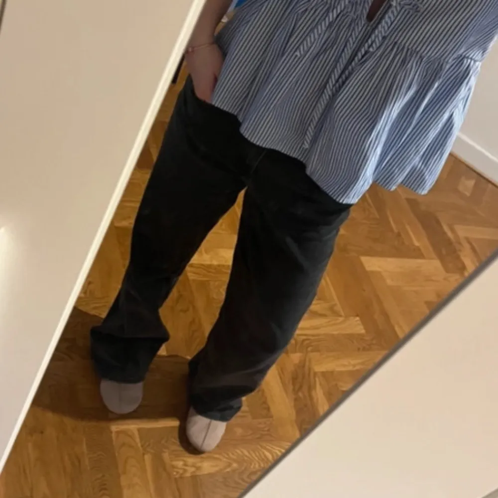 As snygga mörkgrå jeans från NAKD i storlek 34. Den populära modellen ”jeans med låg midja”. Använd fåtal gånger, jätte snygga men kommer inte till användning 🙌🙌. Farkut & Housut.