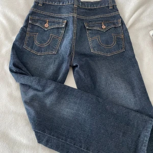 Mörkblå true religion liknande jeans - Snygga mörkblå jeans som liknar true religion. Bra skick, pris kan diskuteras💞funkar för både kvinnor och män skulle jag nog kunna påstå. 