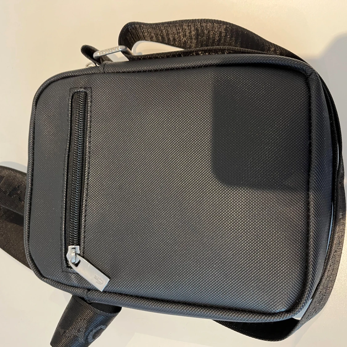 Svart axelväska från Lacoste - 1