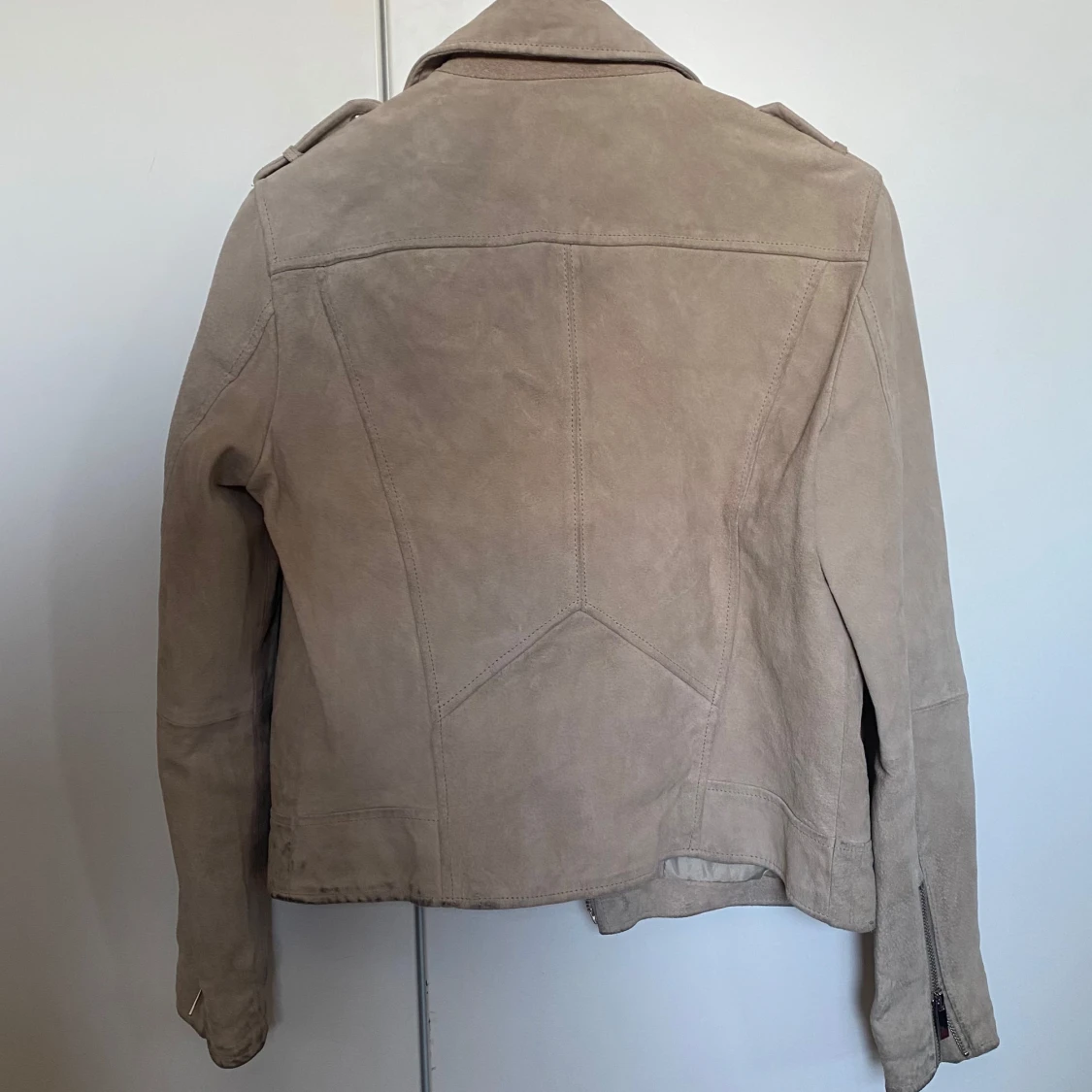 Ljusrosa/ Beige mocka jacka från Mango - 1