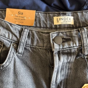 Gråa jeans från Lindex  - Helt nya och oanvända jeans i modellen sia från Lindex. Raka med medelhög midja i modellen❣️