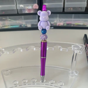 Hemmagjord lila penna med en söt nalle🧸 - Hemmagjord lila penna med en söt nallebjörn på toppen🧸 