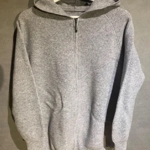 Zip hoodie  - Säljer en zip hoodie i färgen grå!! Som helt ny och är i storlek xs men sitter som s! Säljer den för 459kr!