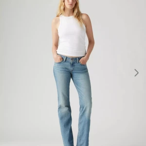 Superlow boot cut jeans - Säljer mina levis superlow boot cut jeans. Säljer pga att dem är för korta. Skriv för mer bilder elr frågor💗Nypris 950