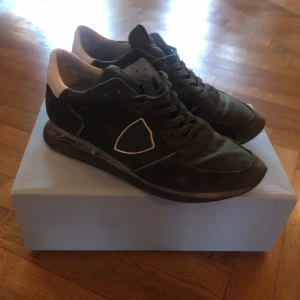 Gröna Philippe model - Feta Philippe model TRPX med camo. Skick 8/10. Hör av dig vid frågor och funderingar, Ge prisförslag!