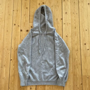 Stickad Hoodie - Säljer en stickad hoodie i bra skick. 