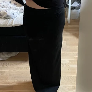 Svart lång kjol - Jötte fin lång kjol perfekt till sommaren. Har en slits på vänster sida. Sitter bra i längden för mig som är 168🩵passar nog en Xs också