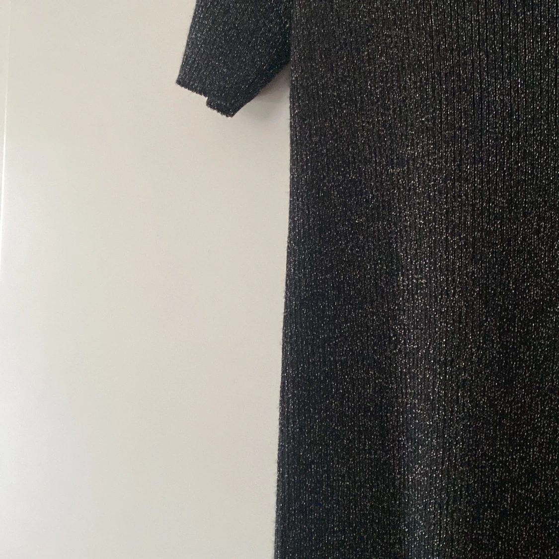 Svart glittrig klänning från Zara - 1