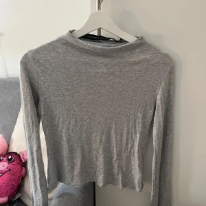 Långärmad tröja med utsvängda armar - En superfin tröja från lager 157. Den är använd få gånger och är i mycket bra skick. Den har utsvängda armar och den är stretchig. Tröjan är i storlek S, men passar XS-M då den är töjbar.