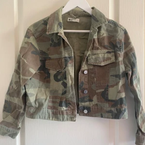 Jeansjacka  - Militärmönstrad, storlek S. 