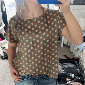 Prickig blus från Zara - Bra skick strl M💕
