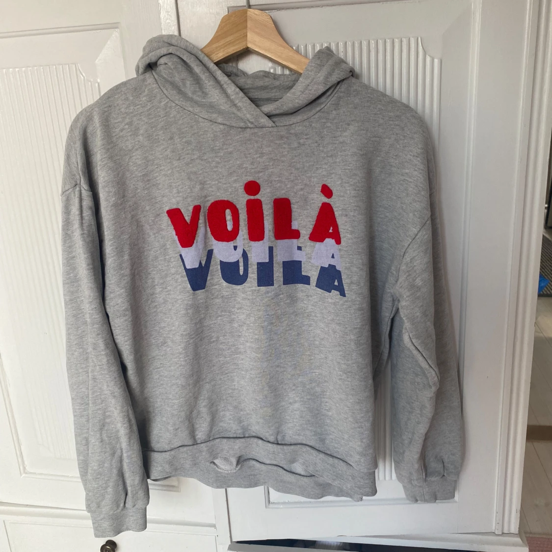 Grå hoodie med Voilà-tryck