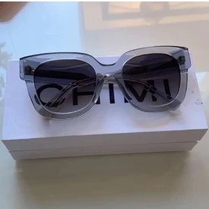 Grå solglasögon från Chimi 08 - Snygga transparenta solglasögon från Chimi med en modern design. De är i 08. Helt nya Perfekta för soliga dagar!☀️🌇pris går o diskutera💗💗