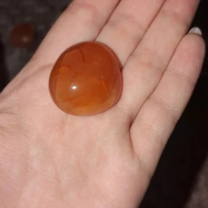 Carneiol  - En vacker orange polerad sten som ligger bekvämt i handen. Perfekt som dekoration eller för samlingar.