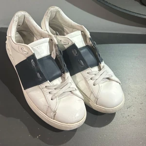 Valentino skor - Säljer nu mina Valentino skor då jag inte längre använder dom, dom är använda och ingådda och därmed det låga priset men dojorna är fortfarande rätt fint skick utanpå. Kan mötas upp eller skicka!