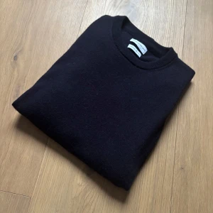 Marinblå merinoull tröja - Tja! Säljer en sjukt bekväm tröja i 100% merinoull från These glory days. Storlek M men sitter som S. Bara att höra av sig vid frågor eller liknande