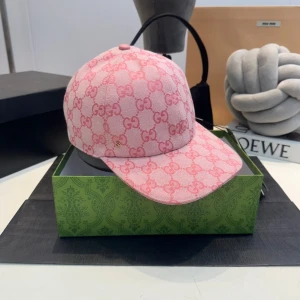 Rosa Gucci keps - Snygg rosa Gucci keps, fick den som present men den passar inte i min stil så jag tänkte sälja den då jag fick den som present. Original priset är runt 5500kr.