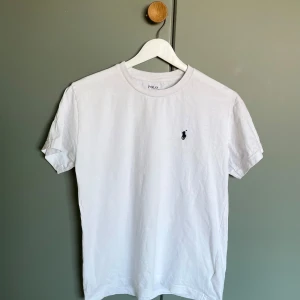 Ralph Lauren T-shirt  - Ralph Lauren t shirt | Size: S, slim fit | Fint skick, bra kvalitet, riktigt snygg och stilren till sommaren👌| Nypris: 899 kr på Care of Carl 