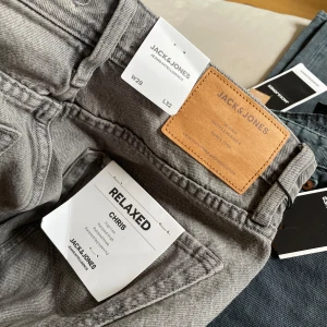 Grå jeans från Jack & Jones Relaxed Chris 28/32 helt nya  - Snygga ljusare  grå jeans från Jack & Jones i en relaxed passform. Perfekta för en avslappnad stil med klassisk design och bekvämt material. De har en traditionell femficksmodell och är tillverkade i denim. Stl 28/32. Alla lappar kvar 