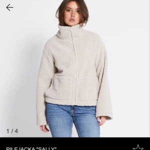 Ljusbeige teddyjacka med dragkedja - Mysig ljusbeige teddyjacka från Lager157 med hög krage och dragkedja framtill. Jackan har långa ärmar och två stora fickor fram. I storlek M men passar en allt från Xs till M. Perfekt för kyliga vår dagar🌸 Pris kan lätt diskuteras vid ett snabbt köp🩷 