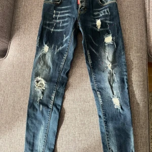 DSQUARED2  - Ett par finna jeans inte mycket använda bra kvalité.skriv till mig om mer bilder och frågor.