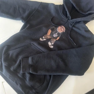 Travis scott bear hoodie - Hoodie i modellen travis scott från fashionbear! Fint och bra skick. Storlek S. Köptes för 699kr! Hör av dig vid funderingar😇